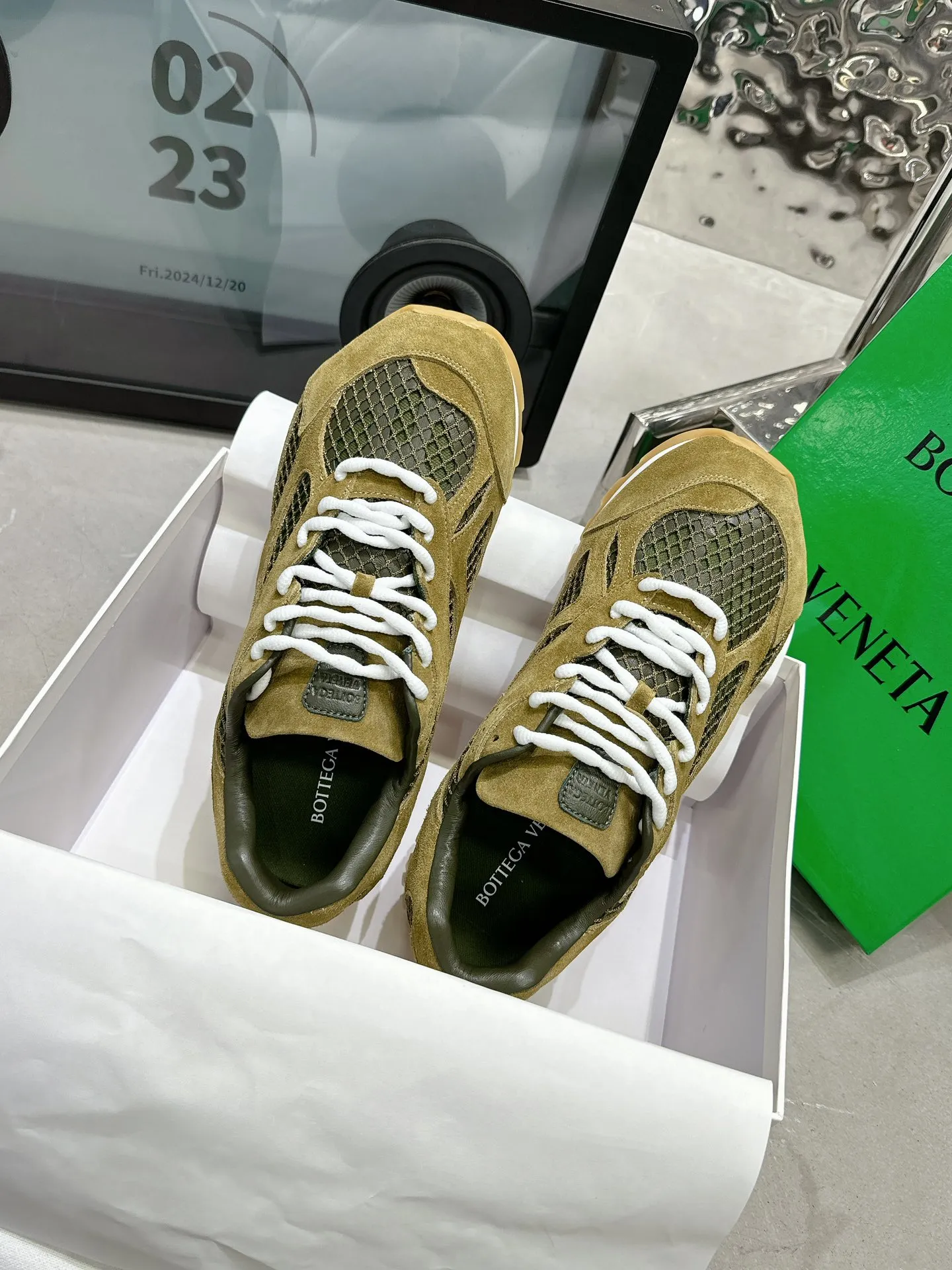 👟👟Ex-factory price 560👟👟 Men ➕20 💰𝐁𝐨𝐭𝐭𝐞𝐠𝐚 𝐕𝐞𝐧𝐞𝐭𝐚 Bodie Home Couple Style 👫BV Sports Shoes Wang Yibo Same Style Casual shoes for couples and dad shoes! Runner sneakers! Original purchase and development! Made of original lightweight technical mesh fabric, the same as the original version! The process is complicated! Paired with a geometric pattern designed rubber outsole, the higher version of the Wang Zha series is actually much taller, but the legs still look slim. Very nice. Durable and durable to play with, standard and version-matching shoe-packing technology. Look for high-end versions. The original outsole is exclusively molded, and the color-blocked TPU outsole is used. The material and weight are the same as the original! Size: Women’s size 35-41 (40 and 41 customized, non-refundable) Men’s size 39-45 (45 customized, non-refundable)